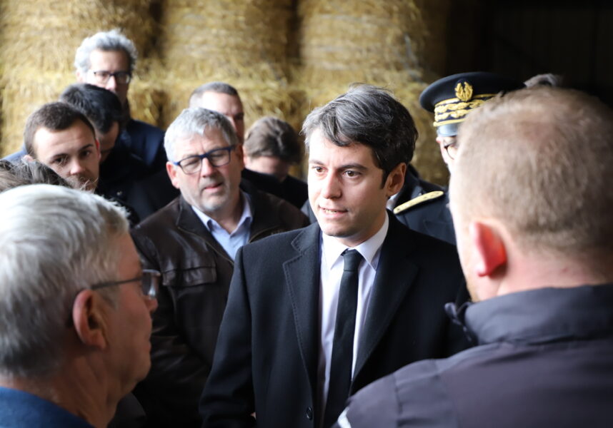 Gabriel Attal en visite dans une exploitation bovine à Janvilliers