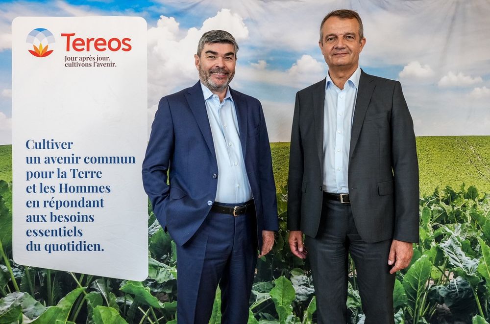 Reims La Marne Agricole Tereos : une très bonne année 2023 Le groupe sucrier Tereos a présenté ses chiffres annuels à Paris le 29 mai. Il affiche un bénéfice annuel net de 448 millions d’euros. Son endettement structurel s’est considérablement réduit au cours du dernier exercice. Tereos a annoncé une augmentation significative du prix payé pour la betterave passant de 43,10 €/t à 48,16 €/t en 2024, et pour la luzerne passant de 102 €/TMS en 2022 à 144 €/TMS en 2023. Cette rémunération intègre le versement d’un dividende « grâce à la réussite de sa diversification ».