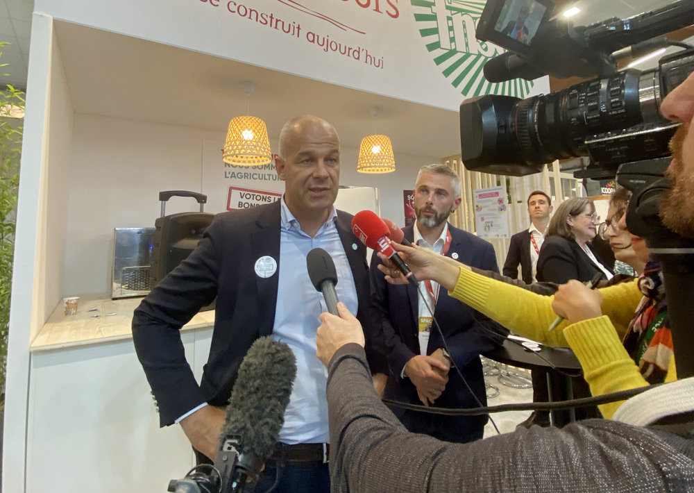 Reims La Marne Agricole FNSEA et JA n’excluent pas de manifester La FNSEA et Jeunes Agriculteurs ont organisé le 17 septembre sur leur stand du Space à Rennes, une conférence de presse au cours de laquelle ils ont rappelé leur ambition de « porter une ambition du monde agricole ». Ils ont menacé de reprendre les manifestations si rien de concret n’était décidé en haut lieu.