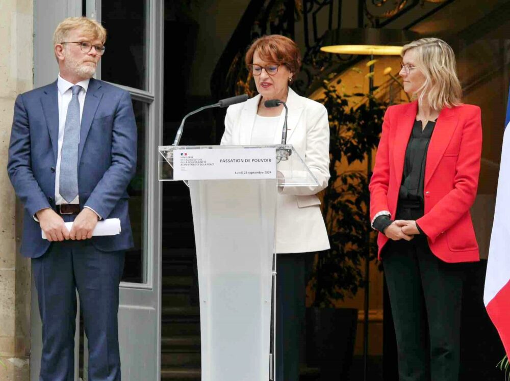 Reims La Marne Agricole Annie Genevard veut « agir vite et juste » La passation entre d’un côté le ministre de l’Agriculture descendant, Marc Fesneau et la ministre déléguée, Agnès Pannier-Runacher et de l’autre côté, la ministre montante, Annie Genevard, s’est déroulée le 23 septembre à l’Hôtel de Villeroy, à Paris. En dehors des amabilités d’usages, la ministre veut inscrire ses pas dans ceux de ses prédécesseurs.