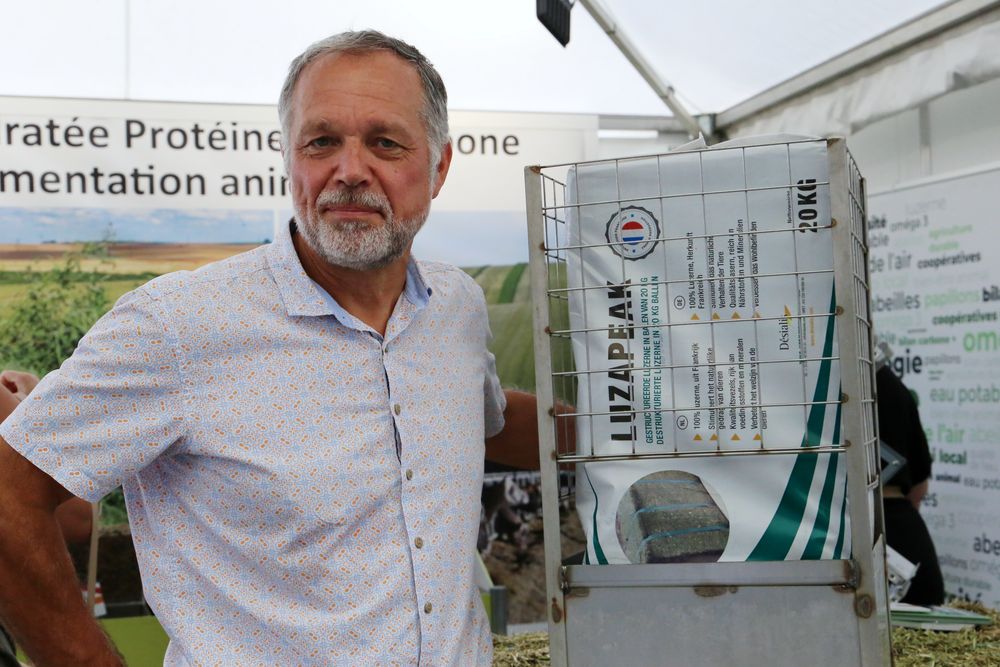 Reims La Marne Agricole Châlons : Luzapeak, la balle de luzerne pour éviter la caudophagie Avec la luzerne une nouvelle solution existe pour lutter contre la caudophagie en élevage porcin lors de la phase post-sevrage. La balle Luzapeak de Désialis est produite dans les Ardennes. Elle était présentée lors de la récente Foire de Châlons.