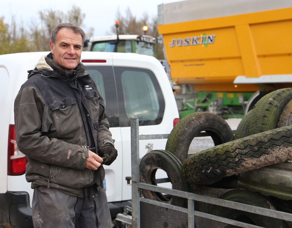 Reims La Marne Agricole Pneus Recyclage de déchets agricoles Pour la première fois dans la Marne, une collecte de pneus d’ensilage, destinée aux éleveurs, est organisée par la Chambre d’agriculture, Vivescia et Aliapur. Plusieurs dates sont proposées dans le département d’ici fin 2024 et début 2025. Près de 1000 tonnes de pneus sont attendues pour être, par la suite, revalorisées.