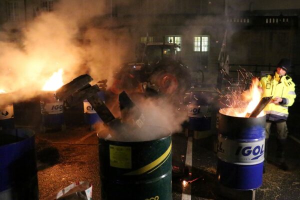 Châlons : le Mercosur met le feu aux poudres et aux douze bidons symbolisant l’Europe