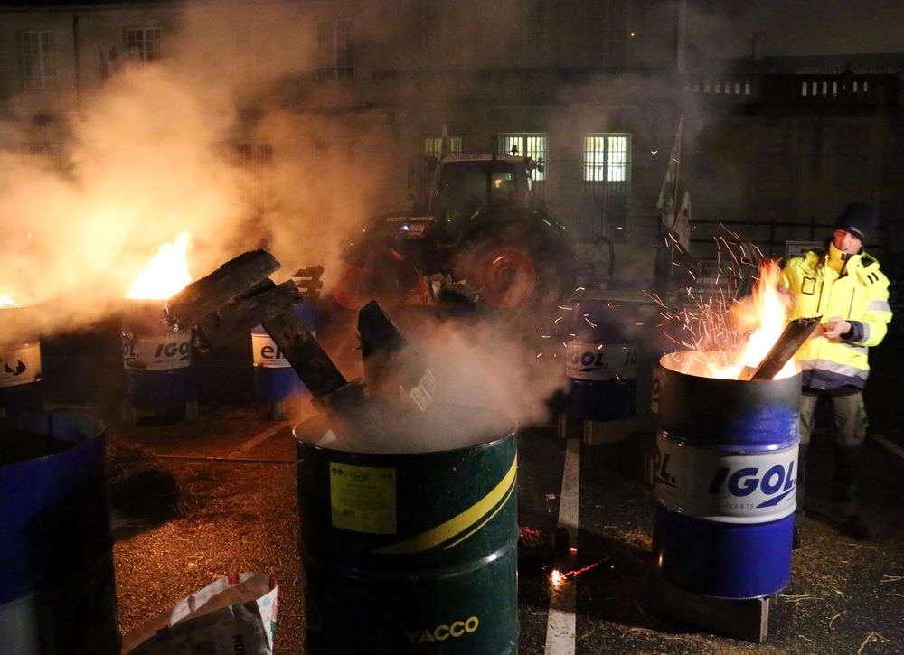 Reims La Marne Agricole Châlons : le Mercosur met le feu aux poudres et aux bidons À l’appel de la FDSEA et des JA de la Marne les agriculteurs étaient mobilisés contre l’accord avec le Mercosur devant la préfecture à Châlons-en-Champagne le lundi 18 et le mardi 19 novembre. Ils ont passé la nuit sur place, brûlant du bois dans 12 bidons symbolisant les 12 étoiles du drapeau de l’Union européenne. Et fait résonner les klaxons des tracteurs.