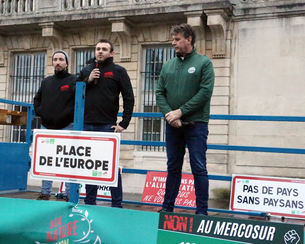 La Marne Agricole Reims Châlons : le Mercosur met le feu aux poudres et aux bidons À l’appel de la FDSEA et des JA de la Marne les agriculteurs étaient mobilisés contre l’accord avec le Mercosur devant la préfecture à Châlons-en-Champagne le lundi 18 et le mardi 19 novembre. Ils ont passé la nuit sur place, brûlant du bois dans 12 bidons symbolisant les 12 étoiles du drapeau de l’Union européenne. Et fait résonner les klaxons des tracteurs.