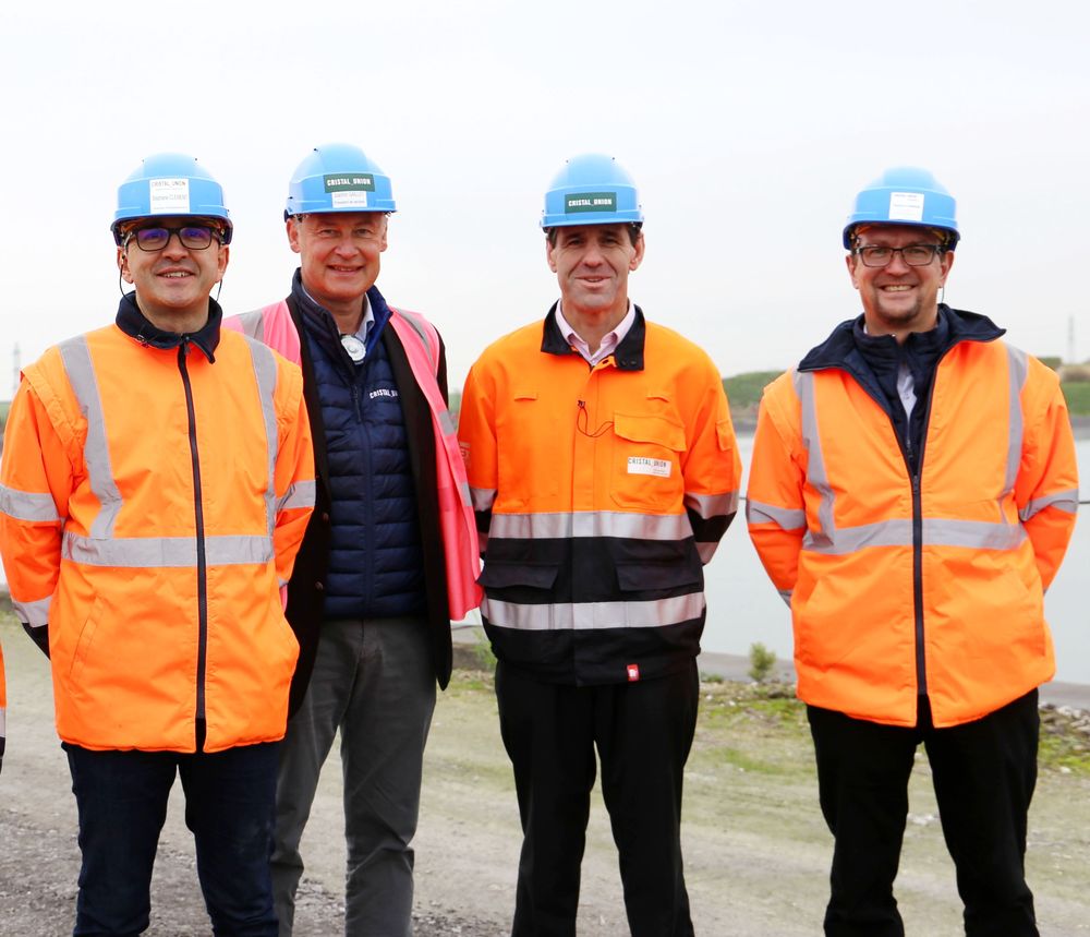 Reims La Marne Agricole Le groupe coopératif producteur de sucre et d’alcool Cristal Union ne puisera bientôt plus d’eau dans la nappe pour ses usines. C’est déjà le cas dans 5 sucreries. CU vise également l’autonomie énergétique à l’horizon 2050, grâce aux pulpes. Cristal Union : vers l’autonomie totale en eau et en énergie