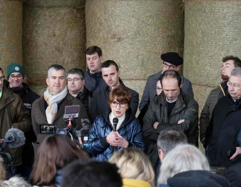 Reims La Marne Agricole Quelques avancées sur la simplification En déplacement dans une exploitation du Loiret le samedi 30 novembre, la ministre de l’Agriculture, Annie Genevard a annoncé une série de mesures de simplification pour les agriculteurs. Jeunes Agriculteurs et la FNSEA ont déclaré avoir été « entendus » pour ces décisions « qui vont dans le bon sens ». Mais ils maintiennent leur mot d’ordre pour les 9 et 10 décembre.