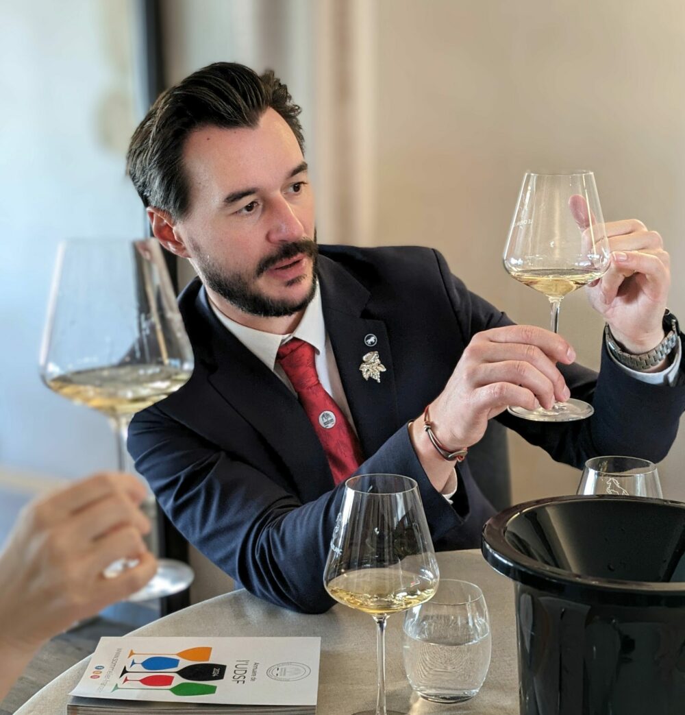 Reims La Marne Agricole Sébastien Julien : « Le champagne est bien plus qu’un apéritif » Au restaurant Le Cheval Blanc à Giffaumont-Champaubert, les vins de Champagne sont valorisés par Sébastien Julien, président de la section régionale des sommeliers. Lequel confirme l’intérêt croissant des clients pour le champagne à table.