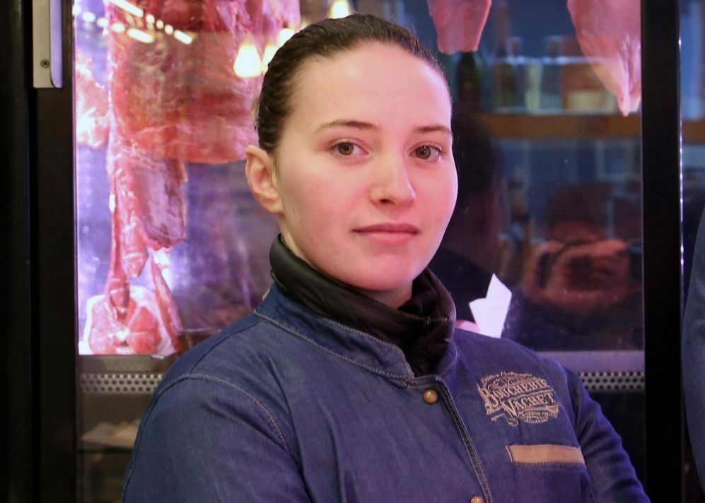 Reims La Marne Agricole Marie Elluard : une jeune bouchère de Châlons en concours à Paris Apprentie en boucherie à Châlons-en-Champagne, Marie Elluard a été sélectionnée pour participer au concours de boucherie du Salon de l’agriculture. Le métier se féminise.