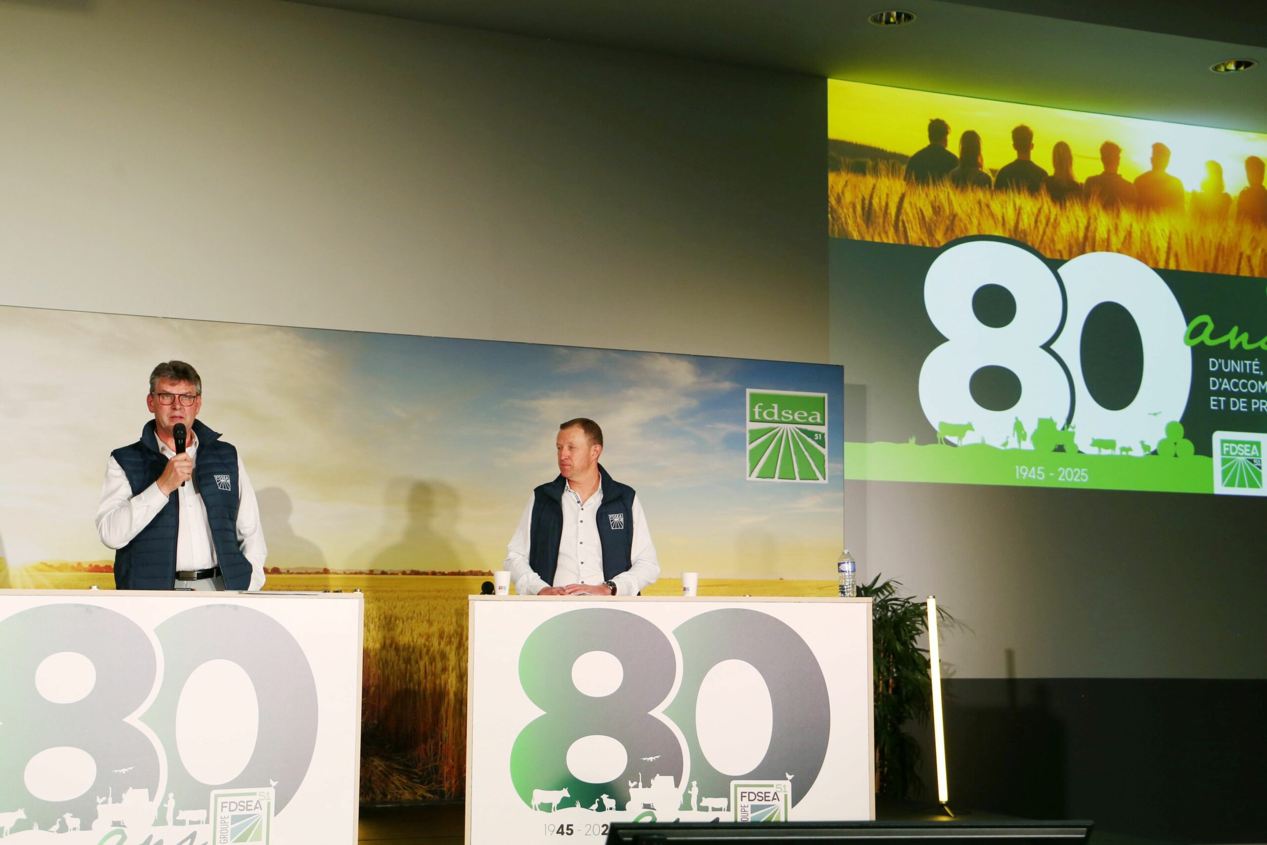 Reims La Marne Agricole « Il ne peut y avoir d’Europe forte sans une agriculture forte ». Châlons : 80 ans de la FDSEA de la Marne, un combat sans cesse renouvelé Lors des 80 ans de la FDSEA de la Marne le 6 juin à Châlons son président Hervé Lapie a appelé à de nouvelles ambitions européennes pour l’agriculture. La France doit retrouver de la compétitivité et renouer avec l’esprit d’entreprise afin de redonner des perspectives aux agriculteurs. Légende photo. Crédit Richard Cremonini L’anniversaire des 80 ans de la FDSEA a été l’occasion de saluer « toutes celles et ceux qui nous ont précédés : les pionniers, les bâtisseurs. Et bien sûr, les collaborateurs ». « L’avenir de l’agriculture appartient bel et bien aux paysans », martèle le président.