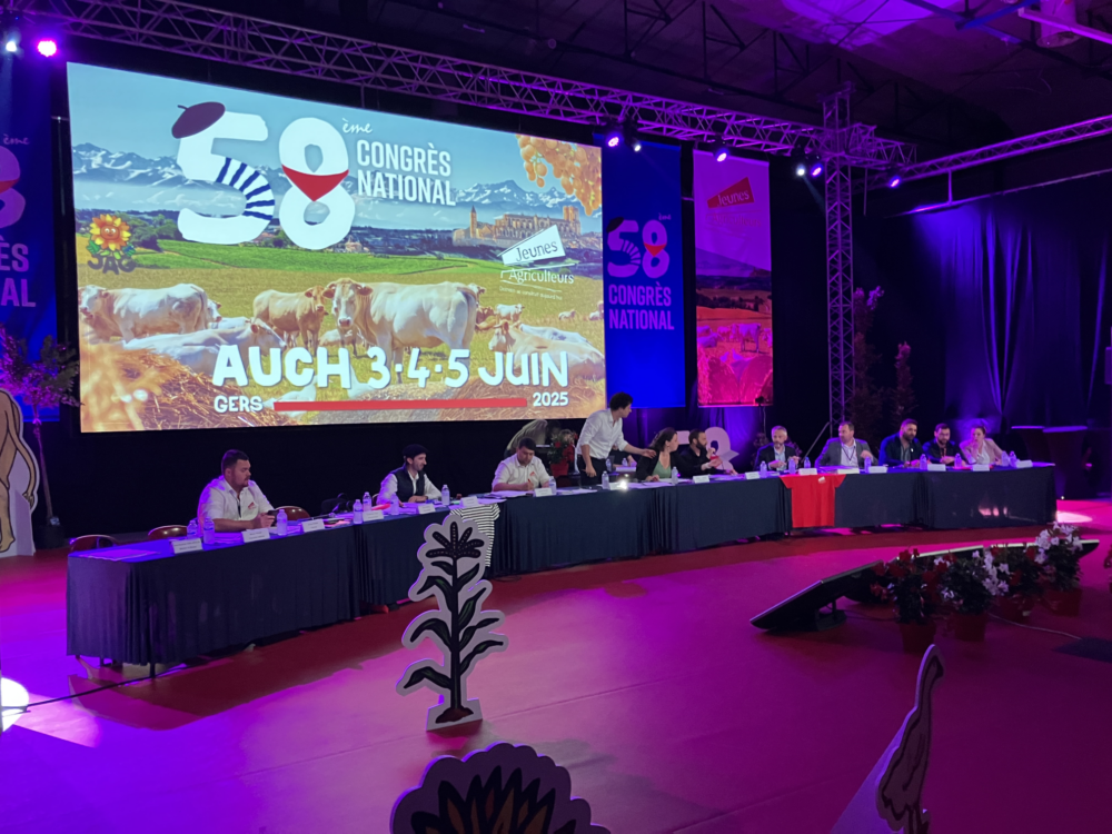 Reims La Marne Agricole Congrès JA : des outils « par des agriculteurs et pour des agriculteurs » Les jeunes agriculteurs ont ouvert, le 3 juin, les travaux de leur 58e congrès à Auch (Gers), dans une ambiance festive et aussi studieuse. La coopération et le mutualisme, thèmes majeurs du rapport d’orientation, ont animé les débats.