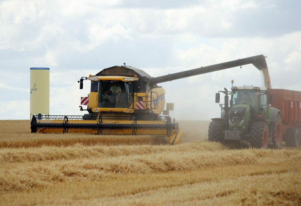 Reims La Marne Agricole Moisson : les orges d’hiver réservent de bonnes surprises Les températures et l’ensoleillement exceptionnel ont permis une maturité précoce des céréales. Dans la Marne, la récolte des orges d’hiver a commencé autour du 18 juin. La moisson avance tambour battant. Les premières tendances sont bonnes. C’est plus réservé pour les semis de printemps.