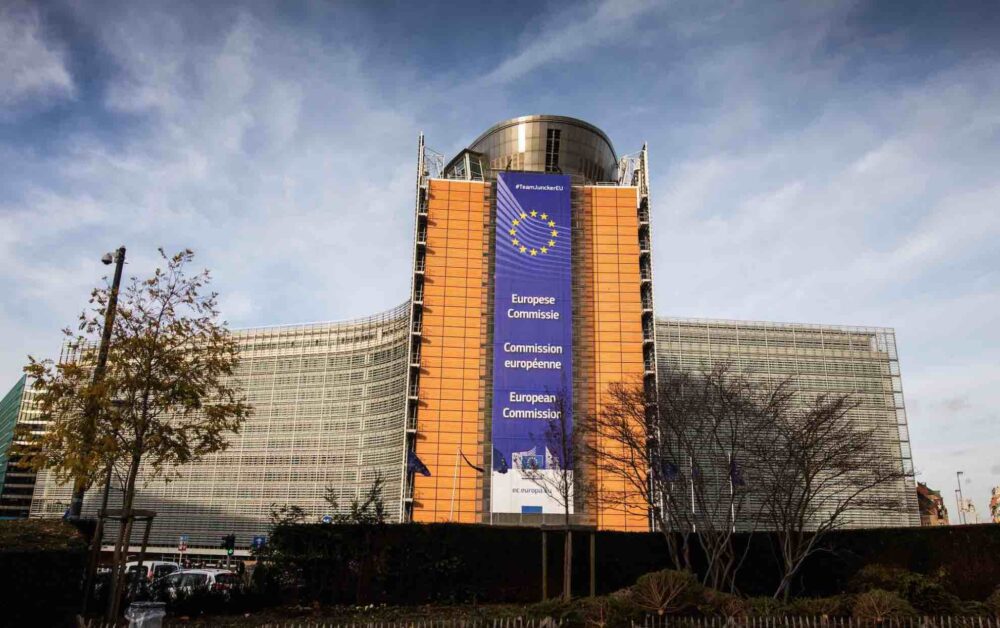 Reims La Marne Agricole PAC : un budget annoncé en recul de 20 % La Commission européenne a présenté, le 16 juillet, son Cadre financier pluriannuel (CFP), c’est-à-dire sa proposition de budget pour la période 2028 à 2034. D’un montant global de près de 2 000 milliards d'euros, en nette hausse par rapport au CFP en cours*, ce budget comprend des moyens supplémentaires pour la compétitivité et la défense. En revanche, le budget de la PAC est annoncé en recul de 20 % à 300 milliards d’euros (contre 387 milliards de 2021 à 2027, dont 270 milliards d'aides directes aux exploitations).