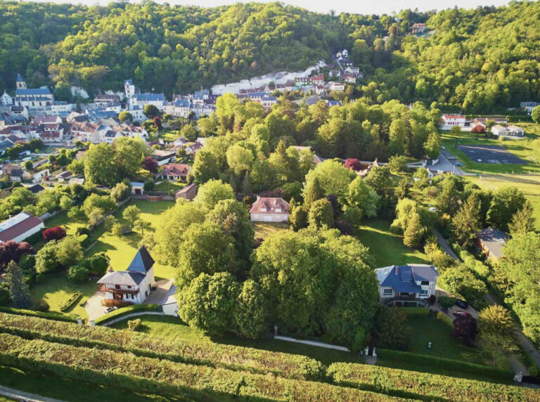 Comment faire pour bâtir un système plus vertueux ? Une piste propose d'affecter une valeur économique (en euros par hectare) aux espaces non artificialisés. Crédit : ©Réussir