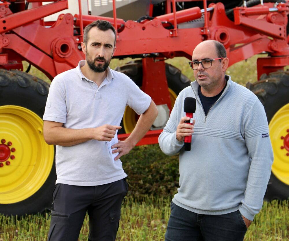 Reims La Marne Agricole Broussy-le-Petit : moisson décomposée pour la récolte du sarrasin La Fédération régionale des Cuma Grand Est a organisé une démonstration de moisson décomposée de sarrasin dans la Marne. Une initiative dans le cadre du Partenariat européen pour l’innovation (PEI) Mixing Seed de valorisation et promotion du champ à l’assiette en agroécologie.