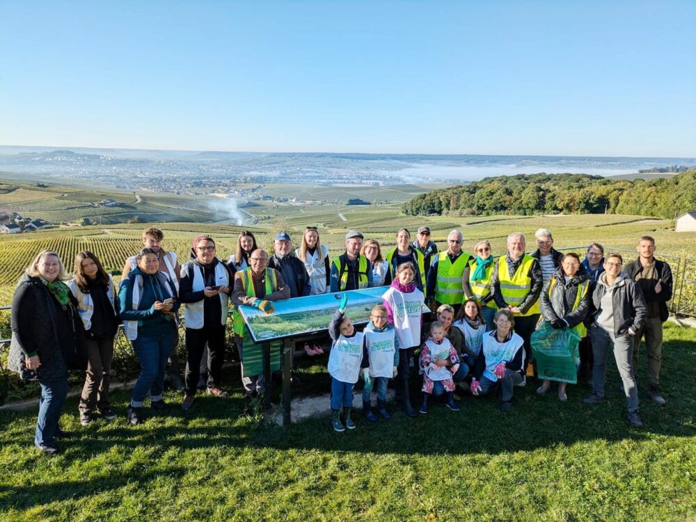 Reims La Marne Agricole La Champagne se mobilise pour l’environnement et l’embellissement du vignoble La Mission Coteaux, Maisons et Caves de Champagne organise samedi 4 octobre la 12ᵉ édition de l’opération Villages et coteaux propres. À l’occasion des 10 ans de l’inscription au Patrimoine mondial de l’Unesco, la Mission innove en proposant aux communes le choix du kit de plantation souhaité : soit un kit « haie », soit un kit « vergers », a-t-on appris par un communiqué.
