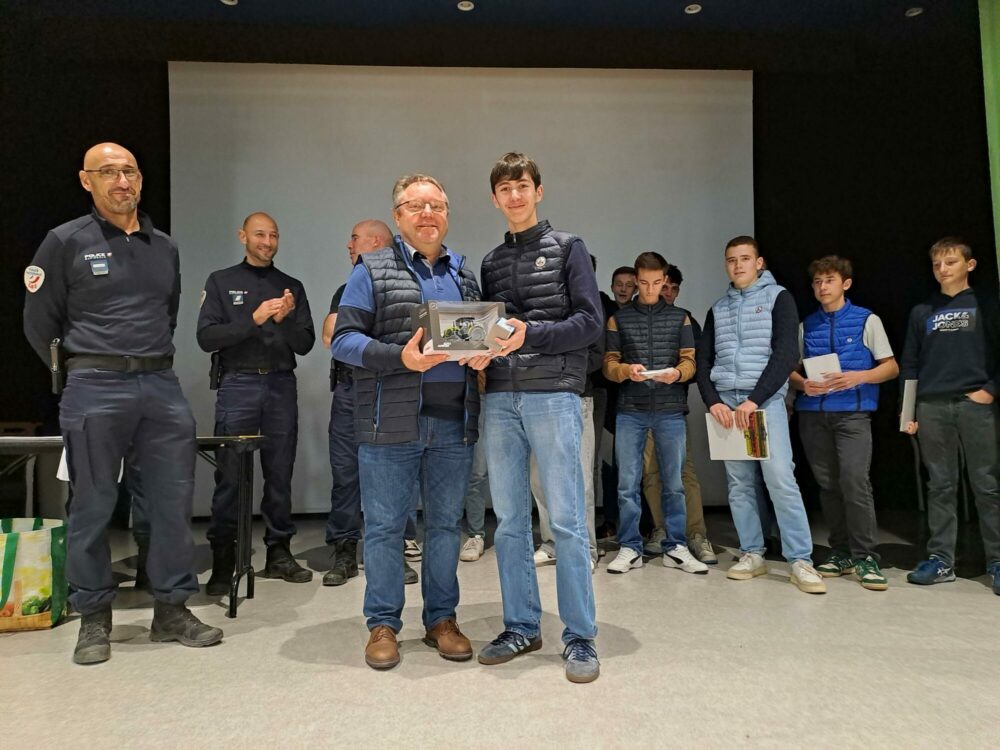 Reims La Marne Agricole Somme-Vesle : les jeunes sensibilisés à la sécurité dans la conduite agricole La piste pédagogique de Groupama «10 de Conduite Agricole » a fait étape au lycée agricole de Somme-Vesle.