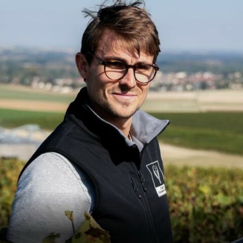 Reims La Marne Agricole Pierry Certification VDC : lever les freins pour viser le 100 % Si la dynamique environnementale est bien enclenchée en Champagne, le « dernier kilomètre » vers la certification généralisée se heurte aux réalités structurelles du vignoble. Entre simplification administrative et clarification des objectifs, le Comité Champagne ajuste sa stratégie pour embarquer les plus petites exploitations.