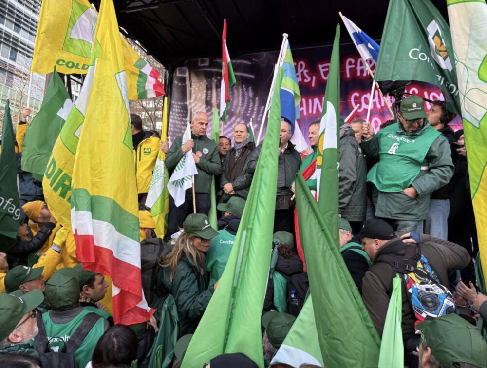 Reims La Marne Agricole Plus de 10 000 agriculteurs européens à Bruxelles pour la souveraineté agricole À l’appel du Comité des organisations agricoles de l’Union européenne (Copa), notamment de la FNSEA et de Jeunes Agriculteurs (JA) ce sont plus de 10 000 agriculteurs qui se sont rassemblés à Bruxelles le 18 décembre. Avec l’espoir que la Commission européenne infléchisse ce que les syndicats agricoles qualifient de politique mortifère pour l’agriculture européenne.