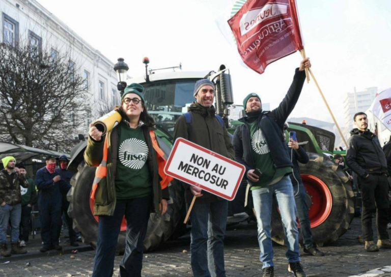 Reims La Marne Agricole Plus de 10 000 agriculteurs européens à Bruxelles pour la souveraineté agricole À l’appel du Comité des organisations agricoles de l’Union européenne (Copa), notamment de la FNSEA et de Jeunes Agriculteurs (JA) ce sont plus de 10 000 agriculteurs qui se sont rassemblés à Bruxelles le 18 décembre. Avec l’espoir que la Commission européenne infléchisse ce que les syndicats agricoles qualifient de politique mortifère pour l’agriculture européenne.