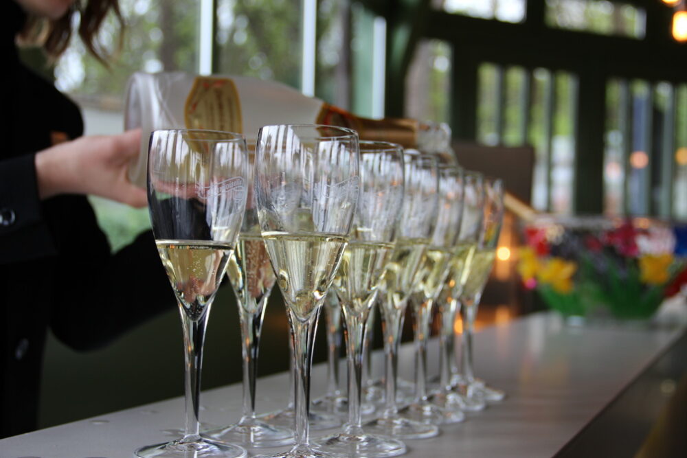 Reims La Marne Agricole Épernay : les expéditions de champagne freinées par la concurrence des vins effervescents Les expéditions de champagne ont atteint 266 millions de bouteilles en 2025. C’est la troisième année de baisse consécutive. Une tendance à rebours du marché mondial des vins effervescents qui ne cesse de progresser.