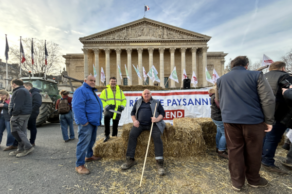 350 tracteurs à Paris pour une loi d’urgence agricole en chantier