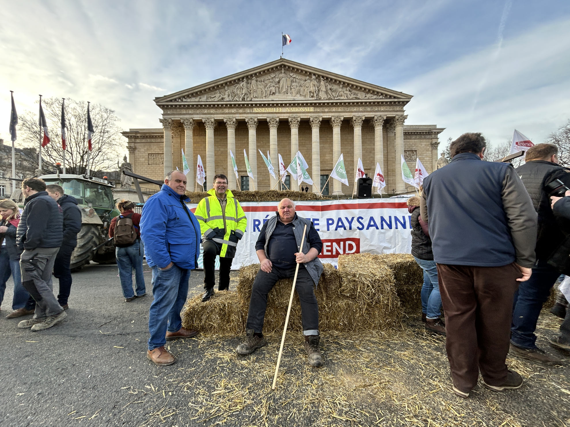 Reims La Marne Agricole Tracteurs à Paris : une loi d’urgence agricole en chantier La démonstration de force des agriculteurs de la FNSEA et JA à Paris le 13 janvier a mis une pression supplémentaire sur le gouvernement. Le Premier ministre a annoncé une série de mesures complémentaires aux annonces du 9 janvier dernier (plan de 300 millions). Parmi elles, une loi d’urgence agricole qui doit être examinée avant l’été.