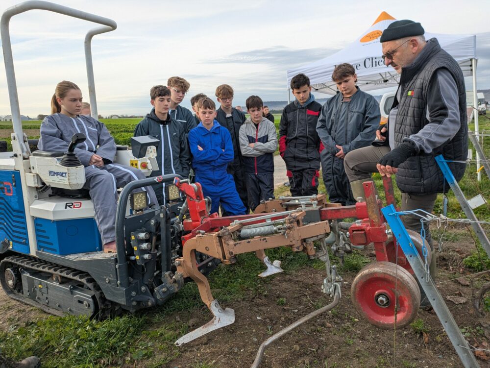 Reims La Marne Agricole Avize L’efficacité des petits matériels viticoles en démonstration Organisée pour les viticulteurs des projets Vert Cot'eau et Rés’Eau Vigne Verte ainsi que pour des élèves d’Avize Viti Campus, une animation technique a mobilisé les techniciens de quatre concessionnaires et du matériel performant sur une parcelle d’Oger. Un rendez-vous instructif, notamment pour les professionnels qui travaillent de petites surfaces.