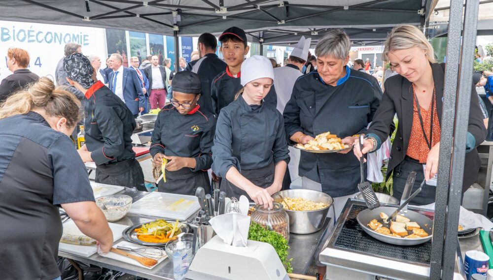 Reims La Marne Agricole Le Parcours du bien manger de retour à la Foire de Châlons Lancé en 2025, le Parcours du bien manger sera reconduit lors de la 80e Foire de Châlons. Piloté par l’académie de Reims, il cible les jeunes pour leur apprendre à cuisiner et se détourner de la malbouffe.