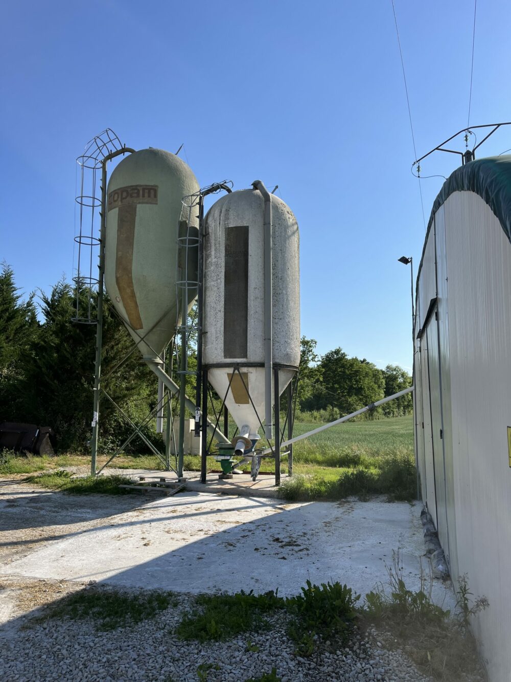 Reims La Marne Agricole Silos d’aliments : les implanter en toute sécurité près des lignes électriques Ces deux dernières années, plusieurs accidents du travail sont survenus au moment de la livraison d’aliments pour animaux dans des bâtiments d’élevage localisés à proximité de lignes électriques aériennes.