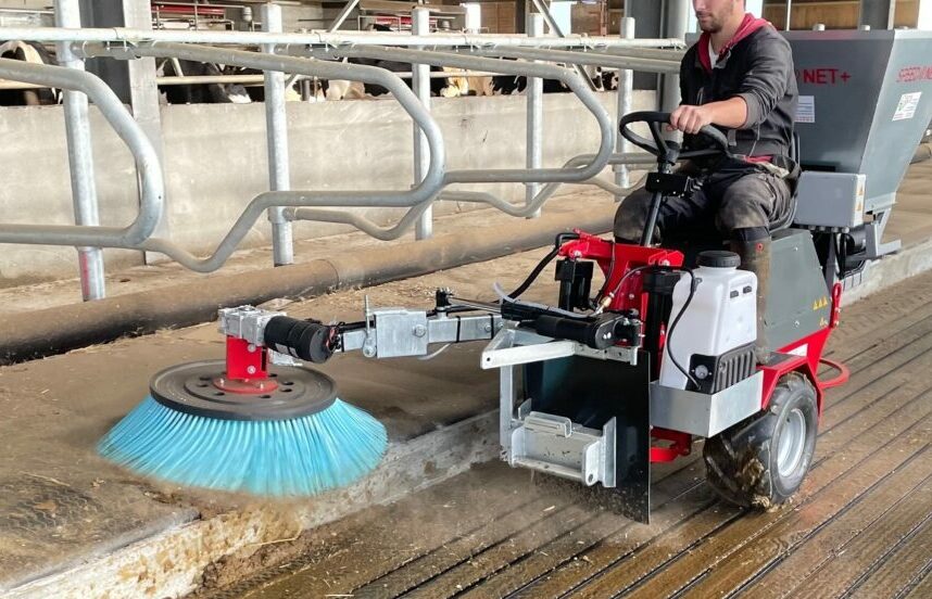 Quel matériel utiliser pour nettoyer et pailler les logettes ?