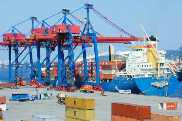 Fret maritime : naviguer entre tempêtes géopolitiques et défis logistiques