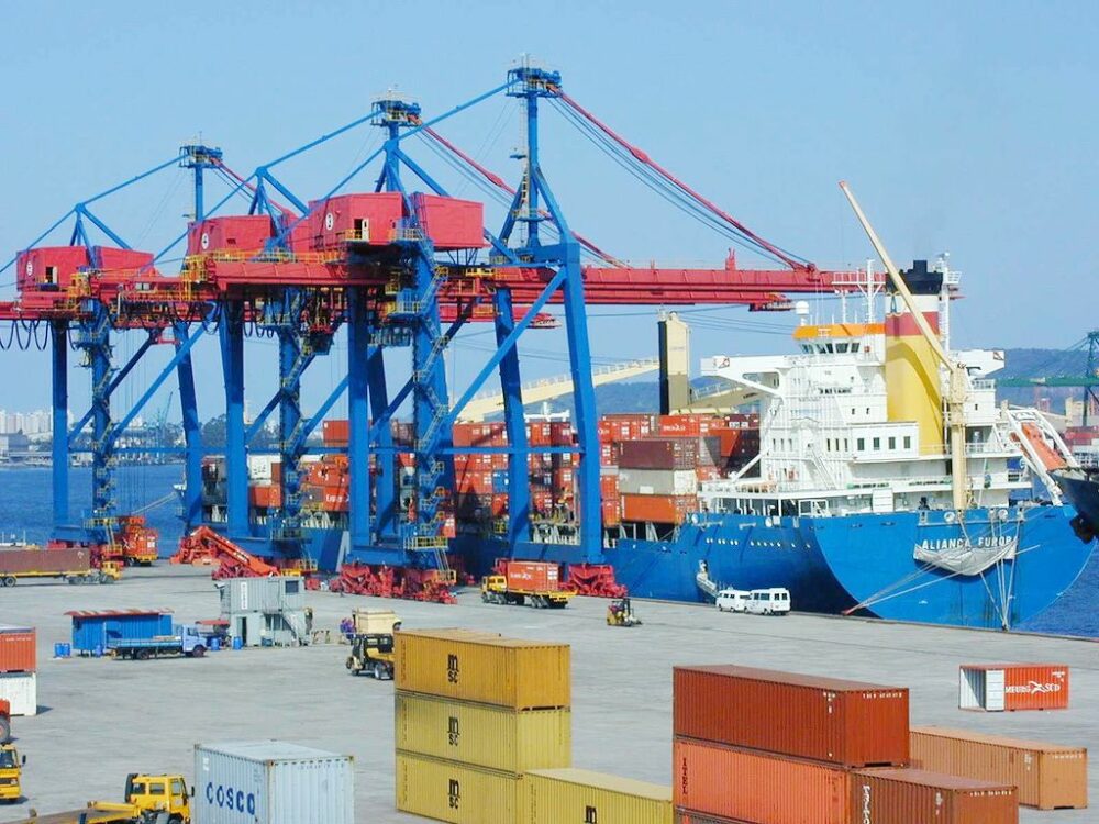 Reims La Marne Agricole Fret maritime : naviguer entre tempêtes géopolitiques et défis logistiques Miroir de la mondialisation, le fret maritime est aujourd’hui au cœur d’une zone de turbulences sans précédent. Entre réchauffement climatique, tensions géopolitiques et impératifs de décarbonation, ce maillon essentiel de la souveraineté alimentaire mondiale est sous pression.