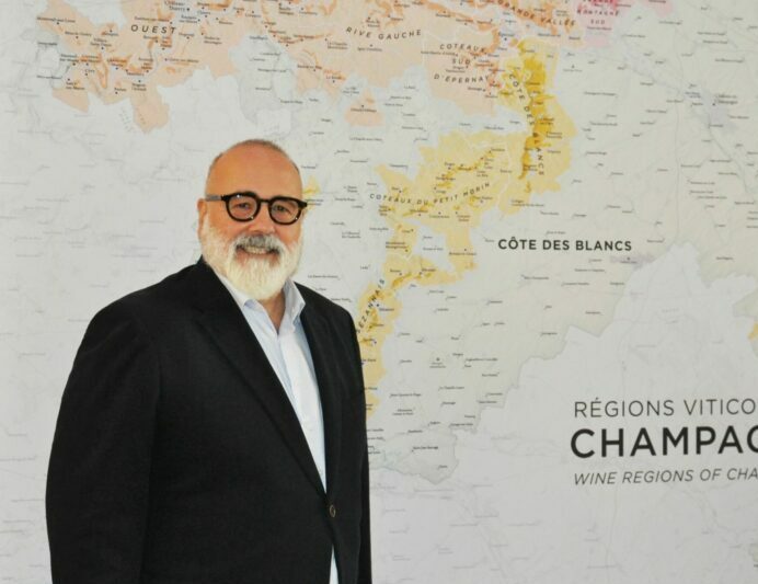 Reims La Marne Agricole L’Agence Caparros & Papavero veut révéler le potentiel de chaque vigneron À travers l’agence conseil qu’ils ont fondée, Antoine Caparros et Nicolas Papavero proposent aux vignerons d’appréhender le marché du champagne avec un autre regard.