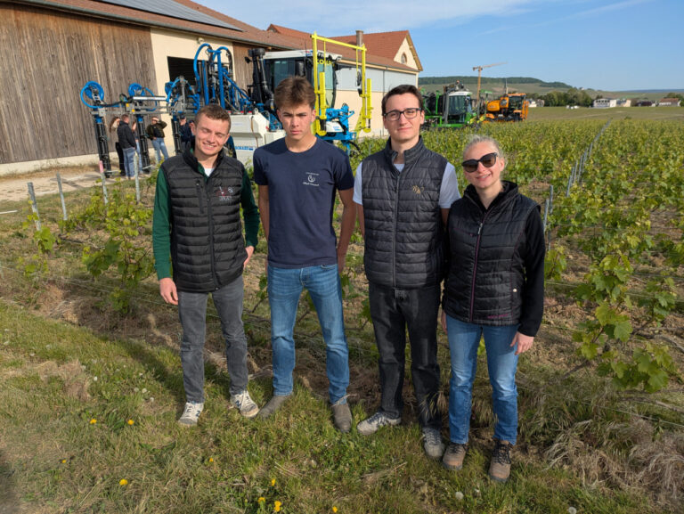 Quatre étudiants ont organisé cette matinée technique sur le thème de la pulvérisation, avec notamment les marques Weber, Pellenc, Amos et Tecnoma. Crédit : © Thierry Perardelle

