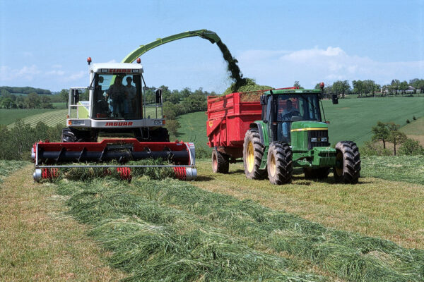 Reims La Marne Agricole Évaluer ses besoins pour déterminer sa stratégie de récolte Il importe de se fixer des objectifs de stade de récolte selon les besoins en stocks et les exigences des animaux à nourrir. De manière générale, la qualité du fourrage diminue avec la maturité physiologique, à l'inverse du rendement