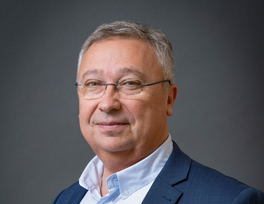 Reims La Marne Agricole ÉRIC THIROUIN, PRÉSIDENT DE L’AGPB AGPB en congrès à Nancy : « Définir un avenir meilleur » Agriculteur en Eure-et-Loir, installé en Earl avec son fils sur une exploitation en céréales et oléoprotéagineux, Éric Thirouin est président de l’AGPB (Association général des producteurs de blé et autres céréales). Le congrès de l’association spécialisée de la FNSEA se tient les 26 et 27 mai, à Nancy, dans un contexte historiquement complexe pour la filière céréalière.