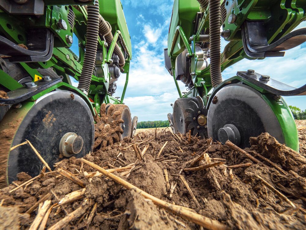 Reims La Marne Agricole  Penser autrement son parc matériel avec un semoir à écartement variable Un semoir au lieu de deux… L'écartement variable permet d'envisager autrement ses investissements, sans compliquer le travail. Le tout en préservant la qualité de semis.