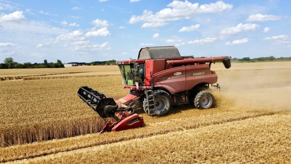 Reims La Marne Agricole Coup d'accélérateur sur la moisson Les conditions climatiques accélèrent les chantiers de récolte. La moisson inédite en précocité devrait arriver quasiment à son terme au 14 juillet. Du jamais vu. Le premier bilan est moyen à correct, sauf pour les cultures de printemps.