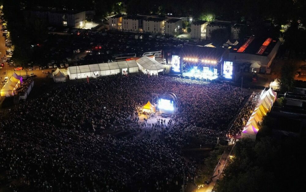 Reims La Marne Agricole Châlons-en-Champagne : le festival « Foire en Scène » dévoile une édition 2026 inclusive, écoresponsable et étoilée Devenu au fil des ans l’un des rendez-vous musicaux incontournables de l'Hexagone, le festival « Foire en Scène » s’apprête à faire vibrer la 80e Foire de Châlons. Du vendredi 28 août au lundi 7 septembre prochains, 11 jours de concerts exceptionnels attendent le public, avec une ambition renouvelée : allier grand spectacle, accessibilité universelle et engagement écologique.