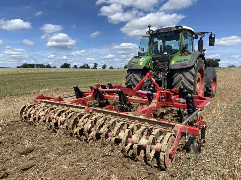 Reims,La,Marne Agricole Les clés pour réussir ses semis de colza L’implantation réussie du colza demande de préparer correctement le lit de semence. L’objectif est d’obtenir une terre fine en surface en utilisant des outils qui ne bouleversent pas les horizons du sol.