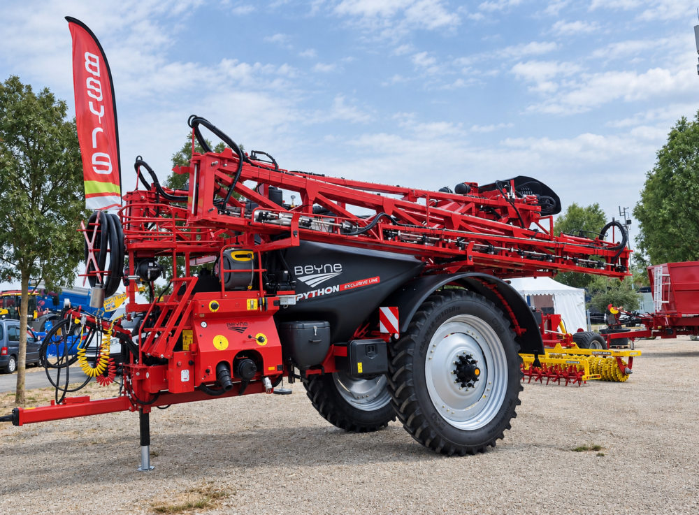 Reims La Marne Agricole pulvérisation Beyne : nouveau système de suivi des sols Ground-Control Pro Le Ground-Control Pro est le nouveau système de suivi de sol automatisé développé par le constructeur belge Beyne. Intégré notamment sur les pulvérisateurs traînés de la gamme Python Exclusive-Line, ce système haut de gamme est conçu pour optimiser la précision des applications sur le terrain.