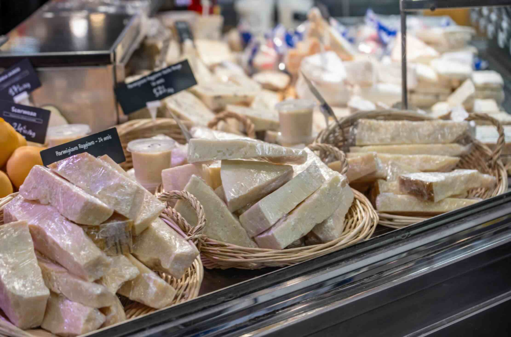 Reims La Marne Agricole 1/3 des produits laitiers consommés sont importés 42,7 % du lait collecté en France est transformé pour être consommé par les ménages. Moins de 6 % des produits qu’ils achètent sont importés. 75 % des produits laitiers importés en France sont utilisés par l’industrie agroalimentaire. Le solde commercial français est négatif pour la matière grasse.