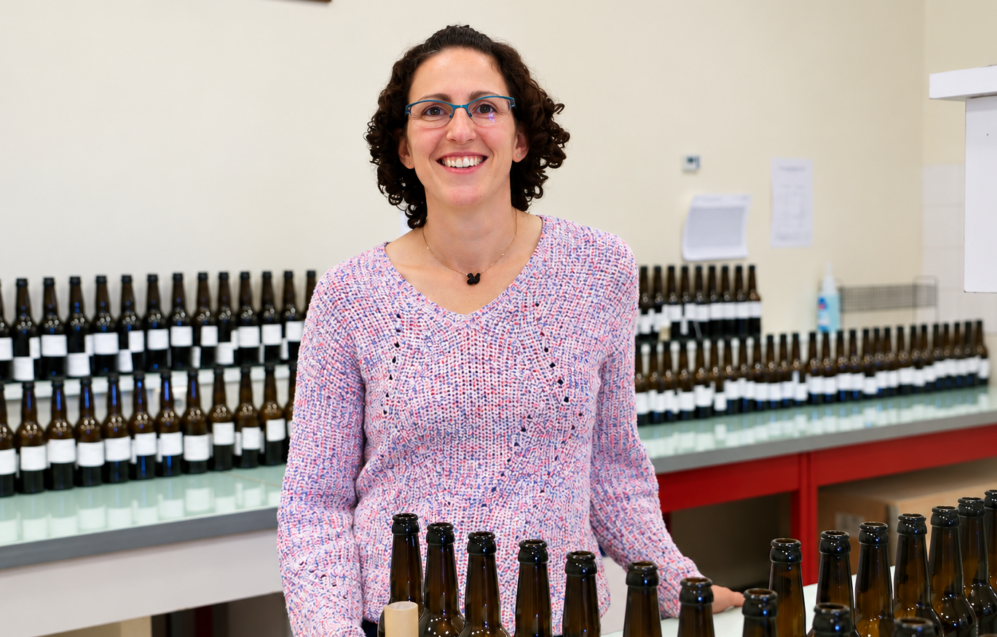 Reims La Marne Agricole Vendange 2026 en Champagne : « le comportement de la vigne est spectaculaire » Mathilde Decrette, œnologue conseil chez Sofralab, dresse un premier état des lieux de la vendange 2026. Une campagne inédite par sa précocité et la qualité des raisins, malgré cinq épisodes caniculaires subis par le vignoble, et des rendements en berne.