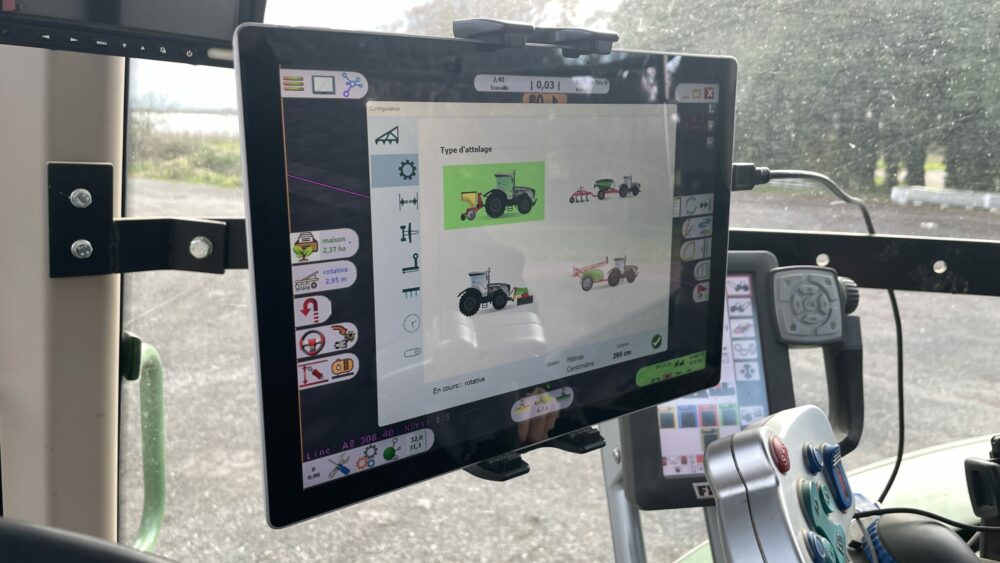 Reims La Marne Agricole Comment fabriquer soi-même un système d’autoguidage pour son tracteur ? Les systèmes d’autoguidage se sont imposés dans les exploitations pour améliorer la précision de travail. Face aux prix proposés par les fournisseurs, certains utilisateurs choisissent de construire eux-mêmes leur dispositif.