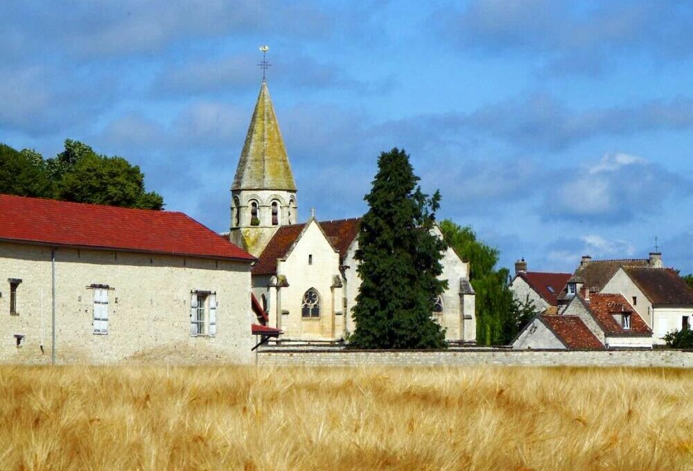 Reims La Marne Agricole Le fossé se creuse entre villes et campagnes L’édition 2026 de l’étude Insee « La France et ses territoires », récemment publiée*, dessine le portrait d'un pays à deux vitesses. Tandis que les métropoles captent les diplômés, les emplois qualifiés et les investissements, la France rurale affronte un vieillissement accéléré, une fuite des compétences et de graves tensions de recrutement.